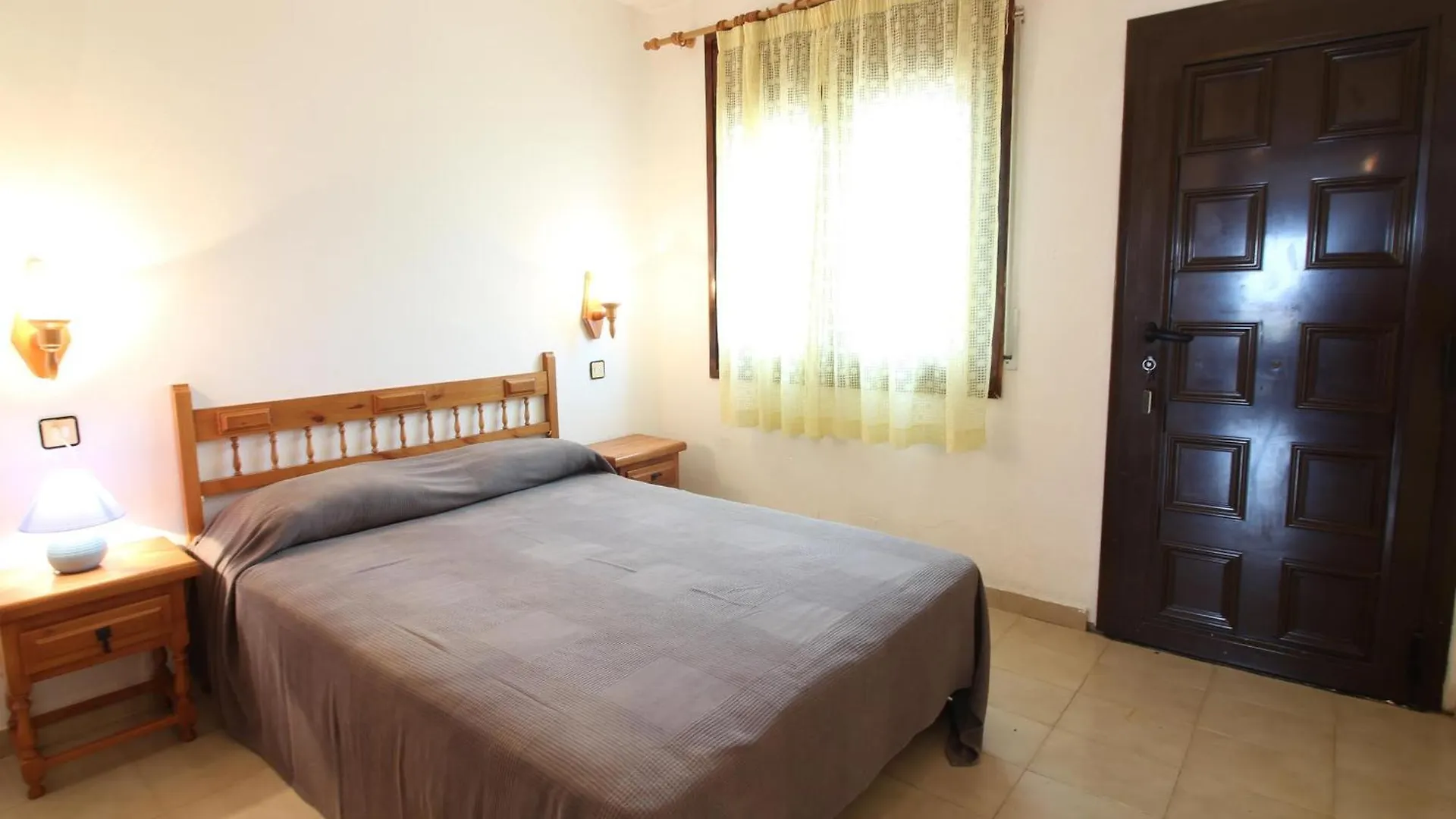 Vista Bahia 23 - Apartamento En Primera Linea De Mar A Pocos Metros Del Centro De Empuriabrava Con Aparcamiento. - Es-228-183