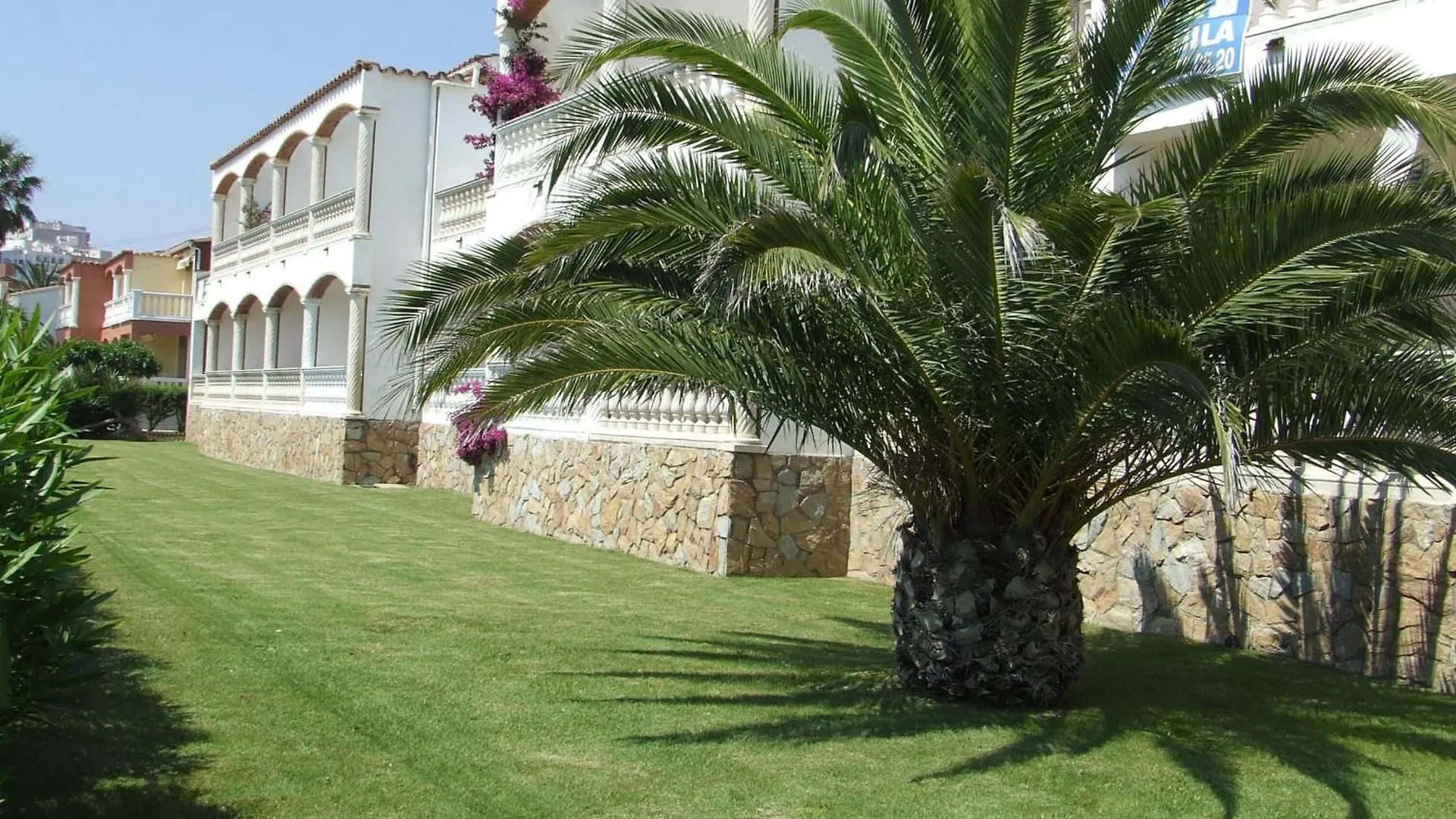 Vista Bahia 23 - Apartamento En Primera Linea De Mar A Pocos Metros Del Centro De Empuriabrava Con Aparcamiento. - Es-228-183 contacts